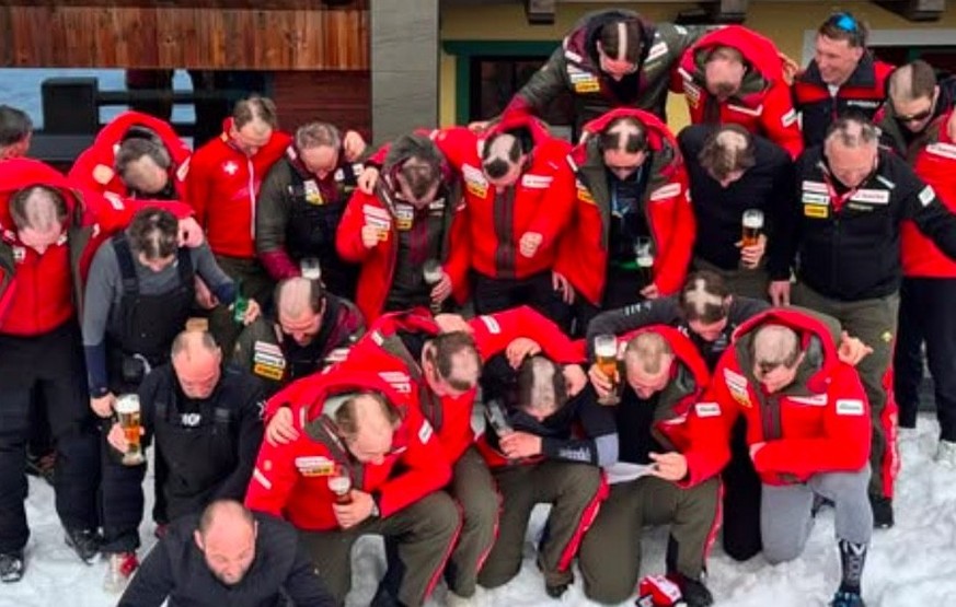 Gruppenbild mit super Frisuren: Das Schweizer Abfahrtsteam nach dem WM-Titel von Franjo von Allmen 2025 in Saalbach