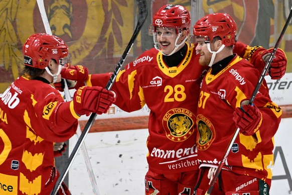 Tigers Juuso Riikola, Dario Allenspach, Sean Malone, von links, jubeln beim Eishockey-Qualifikationsspiel der National League, zwischen den SCL Tigers und dem HC Ajoie am Samstag, 1. Maerz 2025, in de ...