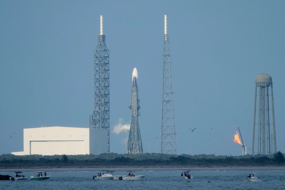 A Blue Origin New Glenn rocket stands ready on Launch Complex 36 a few minutes before the launch was scrubbed at the Cape Canaveral Space Force Station in Cape Canaveral, Fla., Sunday, Nov. 9, 2025. ( ...