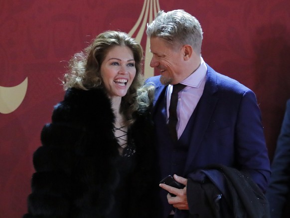 epa06361431 Former Danish international and Manchester United goalkeeper Peter Schmeichel (L) and girlfriend Laura von Lindholm arrive for the Final Draw of the FIFA World Cup 2018 at the State Kremli ...