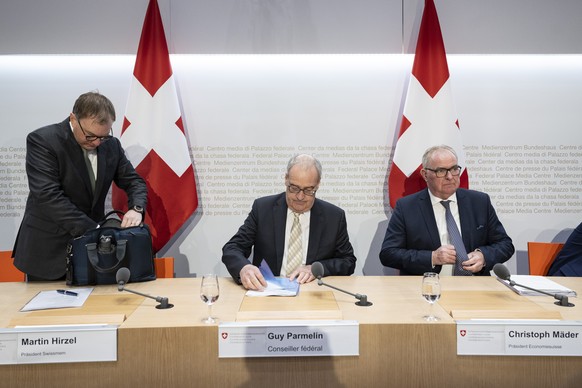 Martin Hirzel, Praesident Swissmem, Bundesrat Guy Parmelin, Christoph Maeder, Praesident Economiesuisse, von links, sprechen an einer Medienkonferenz ueber das Efta Freihandelsabkommen mit Indien, am  ...