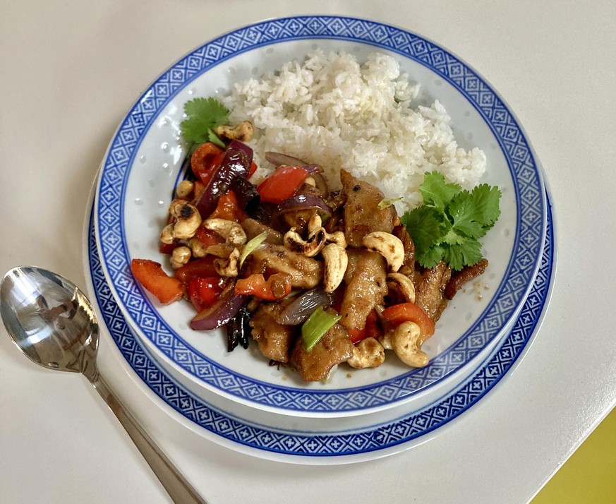 home cooking wok gerichte asiatisch pad krapao chicken cashew nuts brokkoli sesamsamen essen food reis kochen