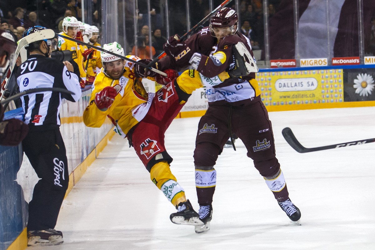 Geneve-Servette's forward Floran Douay, right, checks Tigers' forward Christopher DiDomenico, of Canada, left, during a National League regular season game of the Swiss Championship between  ...