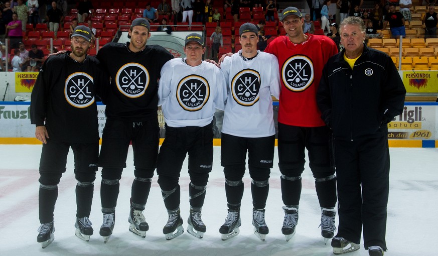 Die neuen Lugano Spieler Daniel Sondell, Massimo Ronchetti, Patrik Zackrisson, Dario Buergler, Ryan Gardner und der Trainer Doug Shedden, von links beim ersten Eistraining des HC Lugano am Sonntag, 31 ...