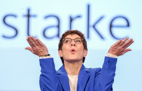 dpatopbilder - 22.11.2019, Sachsen, Leipzig: Annegret Kramp-Karrenbauer, Bundesvorsitzende der CDU und Verteidigungsministerin, winkt nach ihrer Rede beim CDU-Bundesparteitag. Der Parteitag dauert bis ...