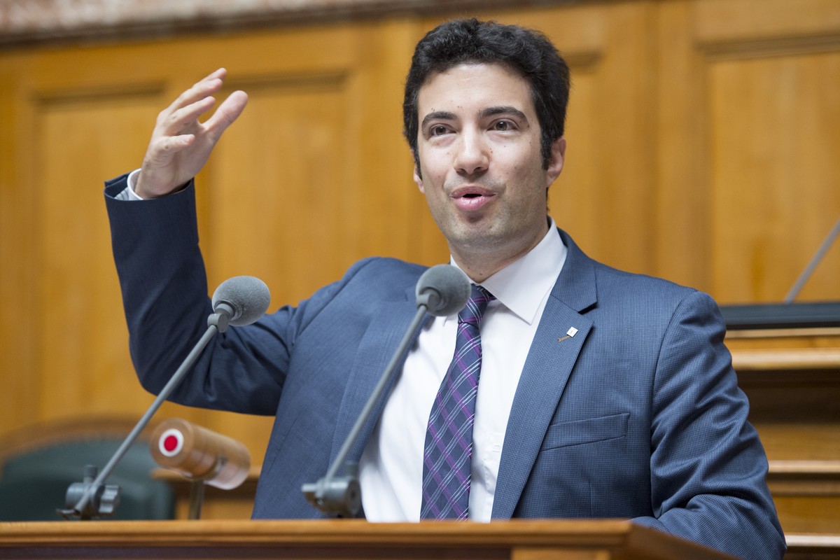 ARCHIV --- ZUR NOMINATION VON ANDREA CARONI FUER DEN STAENDERAT STELLEN WIR IHNEN FOLGENDES BILD ZUR VERFUEGUNG --- Andrea Caroni, FDP-AR, spricht waehrend den Verhandlungen ueber die parlamentarische ...