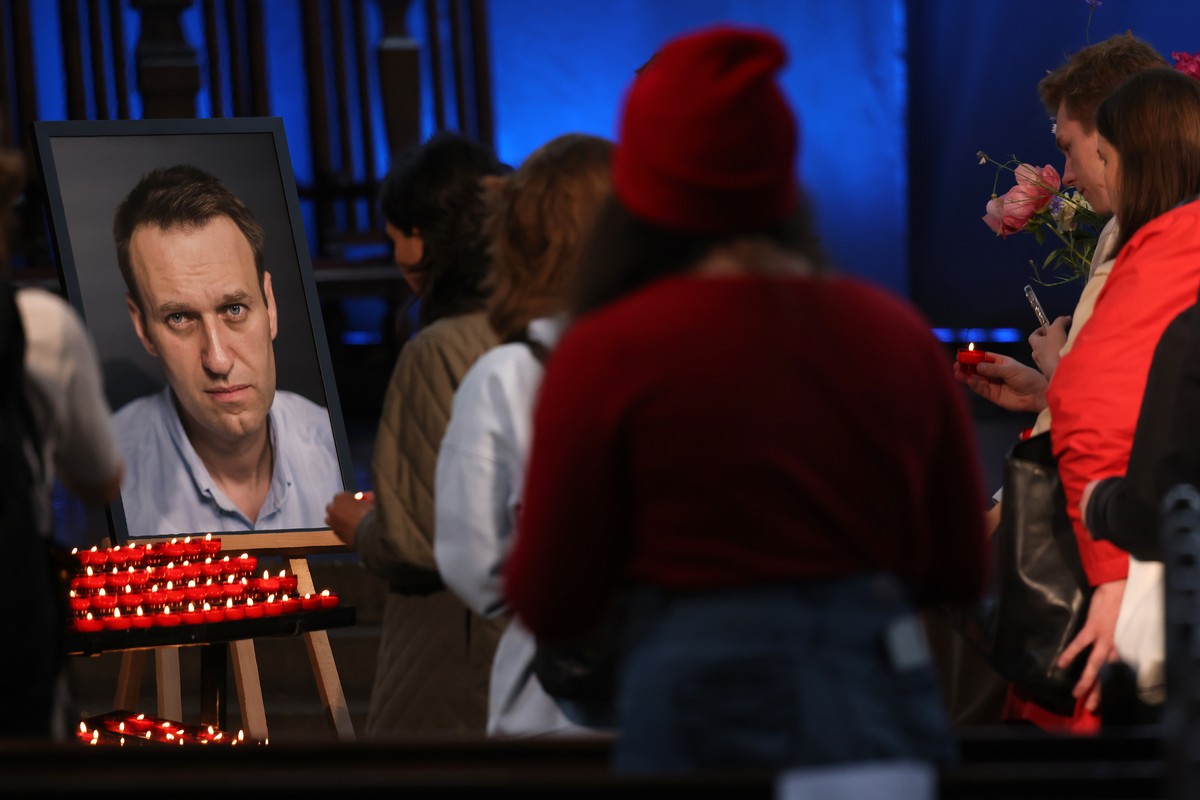 epa11388621 People attend a memorial service for late Russian opposition leader Alexei Navalny (on portrait L) honoring him on his birthday, June 4th, at the Church of Saint Mary (Marienkirche) in Ber ...