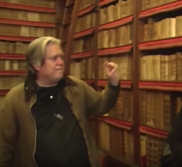 Steve Bannon schaut sich in der Bibliothek des Klosters um.