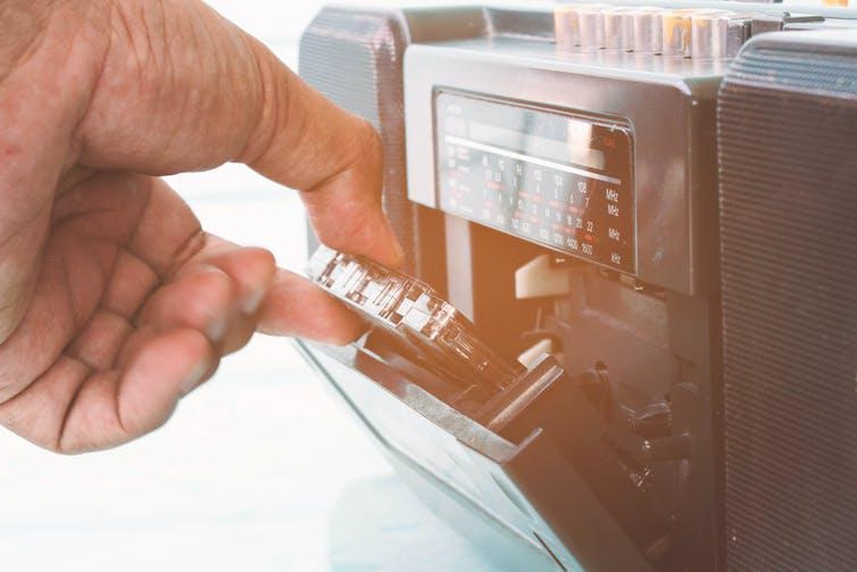 Beaucoup d’amateurs de musique apprécient la nature tangible des anciens supports audio comme la cassette.