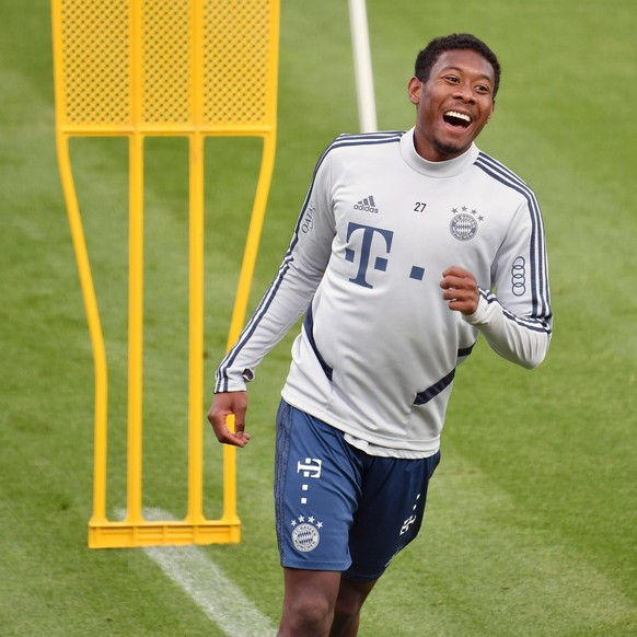 David ALABA Bayern Muenchen, lacht,lachen,lachend, optimistisch,gutgelaunt, Aktion,Einzelbild,angeschnittenes Einzelmotiv,Halbfigur,halbe Figur. FC Bayern Muenchen Training in der Coronavirus Pandemie ...