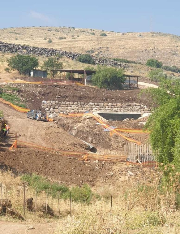 Bauarbeiten an einem Rohr des israelischen Reverse Carrier im Jahr 2021.