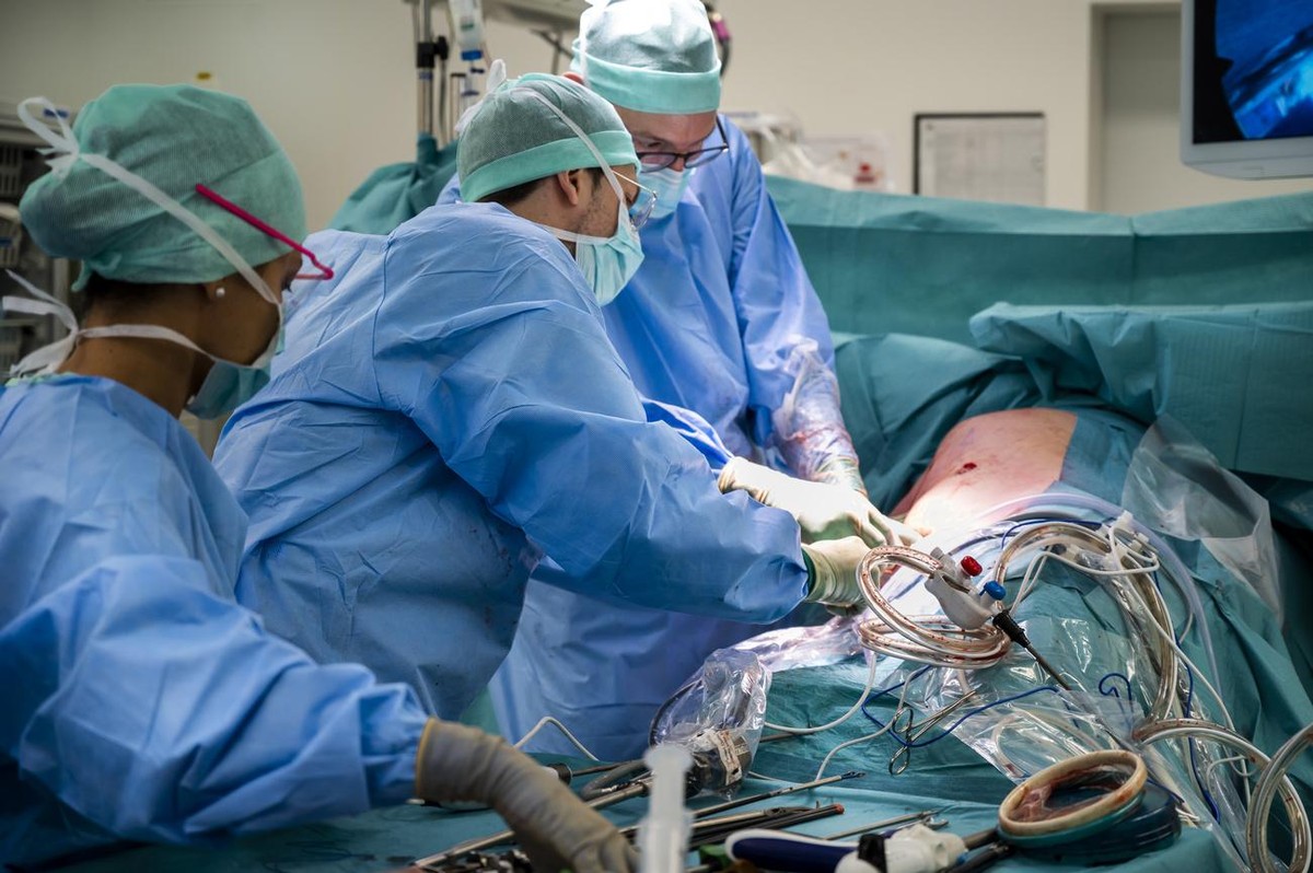 Des chirurgiens et des infirmiers procedent a une transplantation d'organe dans un bloc operatoire du Centre Hospitalier Universitaire Vaudois, CHUV, le mardi 15 septembre 2020 a Lausanne. En sui ...