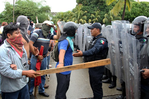 Demonstranten und die Polizei verhandeln in Acapulco.