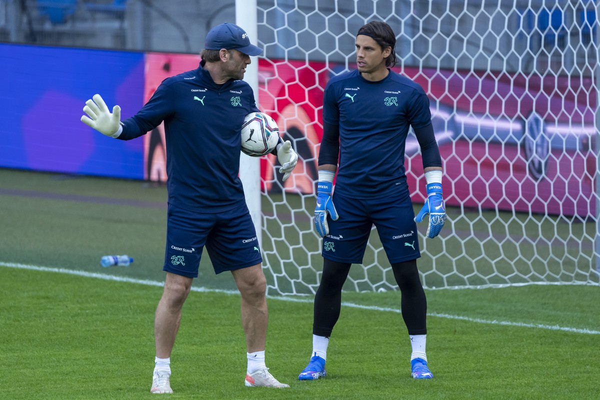 epa09446847 Switzerland's goalkeeper coach Patrick Foletti (L) and goalkeeper Yann Sommer (R) during a training session the day before the 2022 FIFA World Cup European Qualifying Group C match be ...