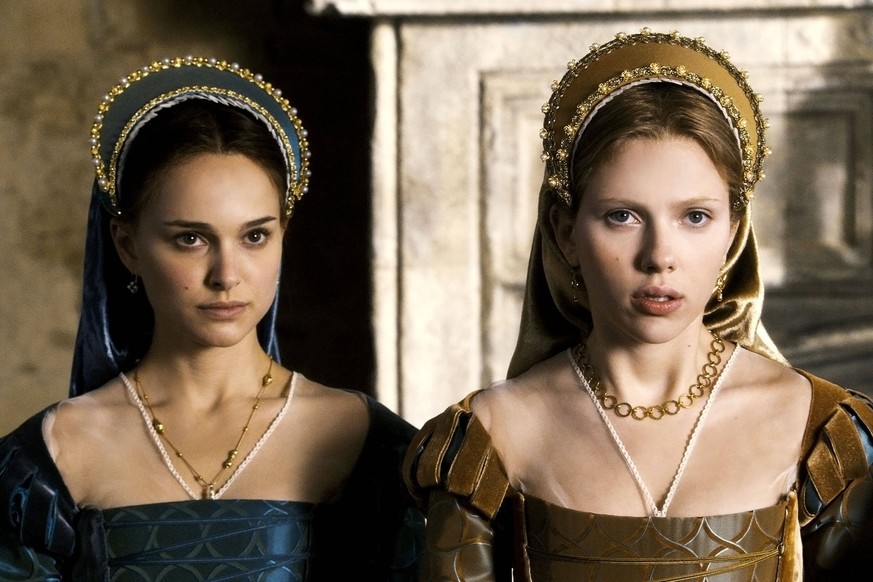 THE OTHER BOLEYN GIRL, Natalie Portman as Anne Boleyn, Scarlett Johansson as Mary Boleyn, 2008.