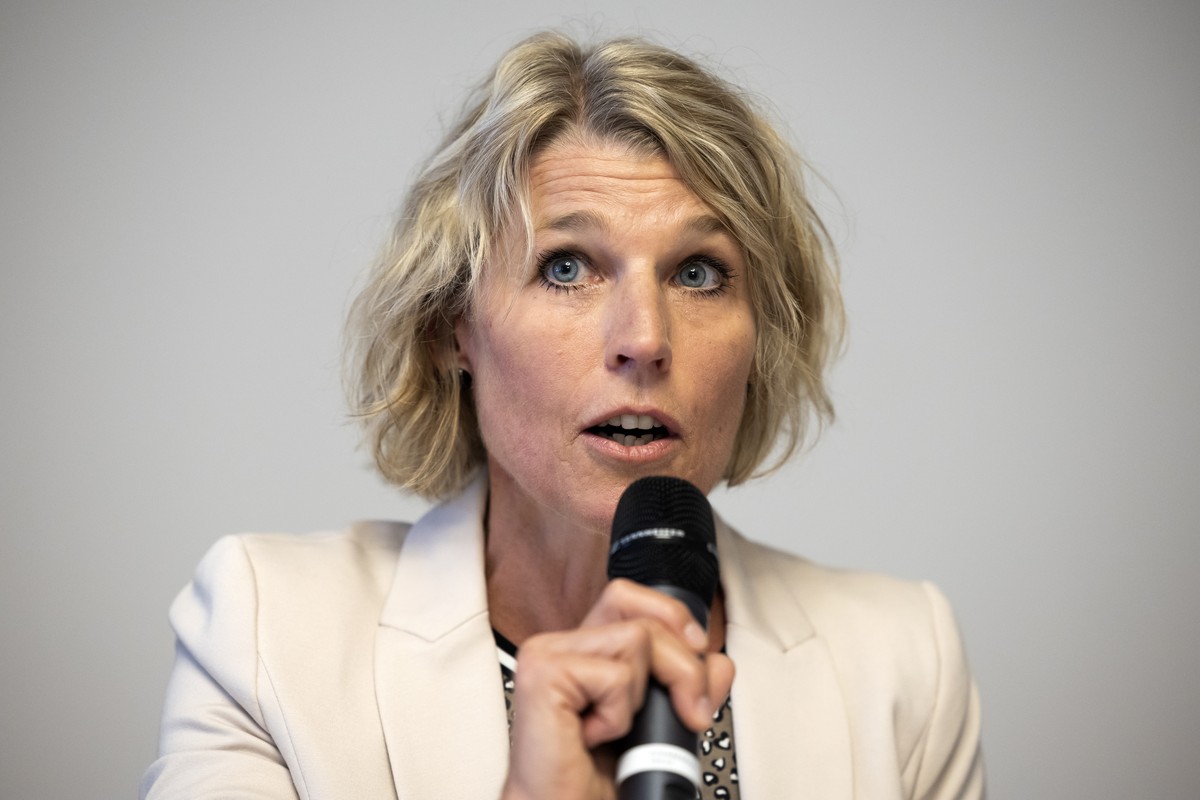 Dagmar Roesler, Zentralpraesidentin LCH, spricht waehrend einer Medienkonferenz des Dachverbands der Lehrerinnen und Lehrer Schweiz (LCH), am Montag, 8. August 2022 in Bern. (KEYSTONE/Peter Klaunzer)
