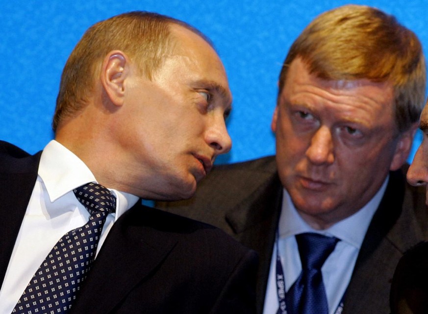 Russian President Vladimir Putin speaks with Anatoly Chubays, right, the head of Russia&#039;s state-controlled electricity monopoly during a meeting of the 10th international economic forum in St.Pet ...
