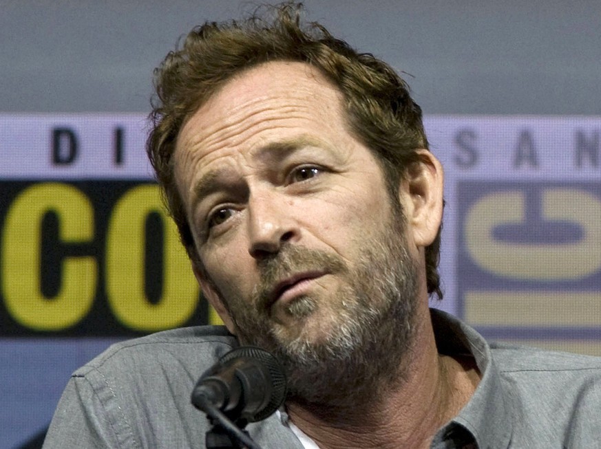 epa07413599 (FILE) - Luke Perry speaks during a panel presentation at Comic Con International in San Diego, California, USA, 22 July 2018 (reissued 04 March 2019). According to media reports, Luke Per ...