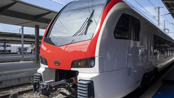 Ein neuer Flirt Mouette steht im Bahnhof Basel SBB im Rahmen der Jubilaeumsfestivitaeten 175 Jahre Schweizer Bahnen in Basel, am Samstag, 21. Mai 2022. (KEYSTONE/Georgios Kefalas)