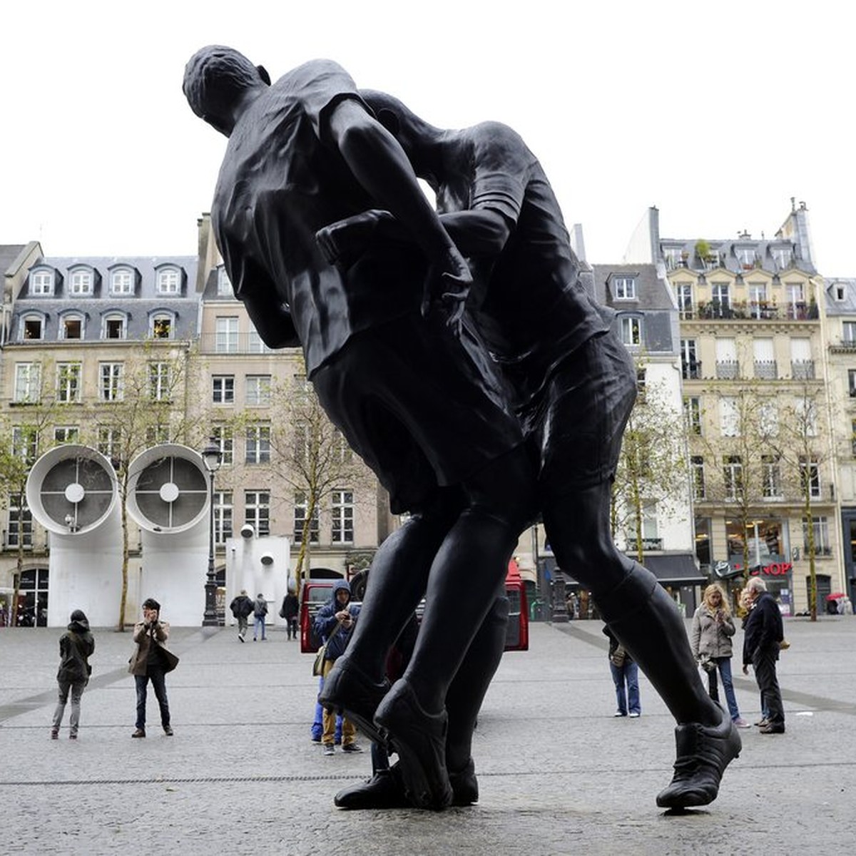 epa03412192 Visitors take pictures of a sculpture entitled 'coup de tete' (headbutt) by French artist Adel Abdessemed that represents former French soccer player Zinedine Zidane headbutting  ...