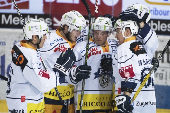 Zugs Simon Luethi, Sven Senteler, Santeri Alatalo, Carl Klingberg und Jarkko Immonen, von links, jubeln nach dem Tor zum 1:3, waehrend dem Eishockeyspiel der National League A, zwischen dem HC Fribour ...