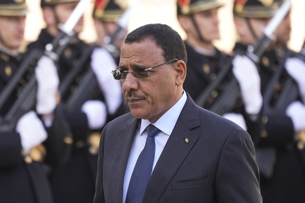 Niger's President Mohamed Bazoum walks past Republican Guards before a working lunch with French President Emmanuel Macron Thursday, Feb. 16, 2023 at the Elysee Palace in Paris. (AP Photo/Michel  ...