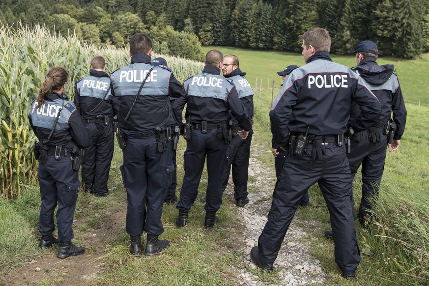 Die Polizei sucht in einem Feld nach einem 14-jaehrigen Maedchen, auf der Maenziwilegg, am Donnerstag, 14. September 2017, in Utzigen, Gemeinde Vechigen bei Bern. Das Maedchen gilt seit gestern Abend  ...