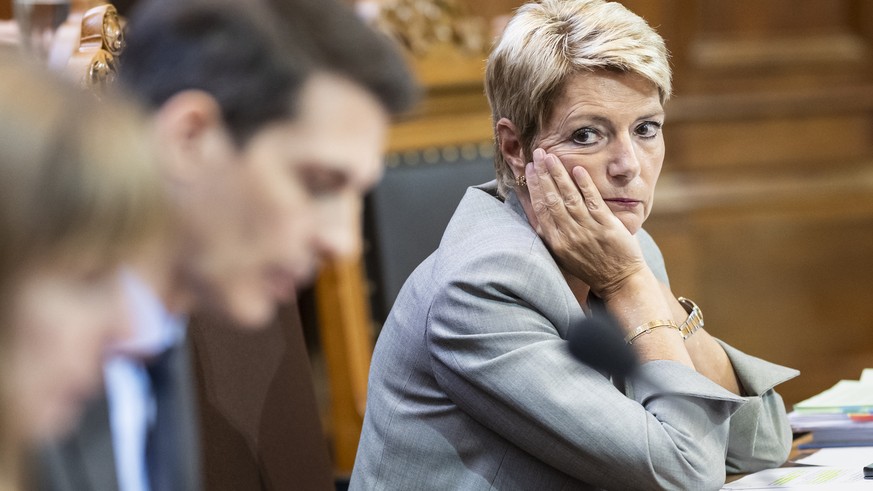 Bundesraetin Karin Keller-Sutter, rechts, hoert dem Votum von Thierry Burkart, FDP-AG zum Bankengesetz zu, an der Herbstsession der Eidgenoessischen Raete, am Donnerstag, 17. September 2026 im Staende ...