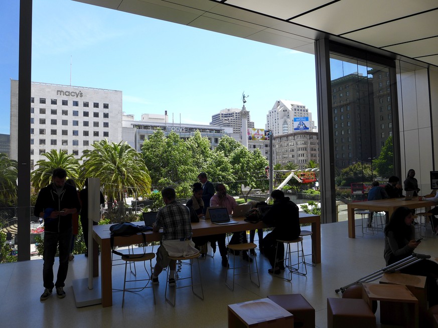 Blick aus dem Apple Store am Union Square in San Francisco. Beim neuen Laden-Konzept rücken die Produkte in den Hintergrund.