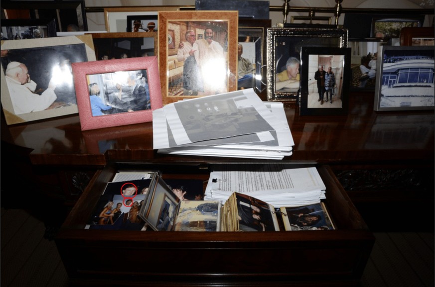 Das aus unbekannten Gründen zensierte Foto von Epsteins Schreibtisch zeigt neben dem Papst und Bill Clinton auch zweimal Donald Trump.