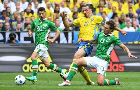 epa05362139 Zlatan Ibrahimovic (C) of Sweden in action against Wes Hoolahan (L) and Jeff Hendrick (R) of Ireland during the UEFA EURO 2016 group E preliminary round match between Ireland and Sweden at ...