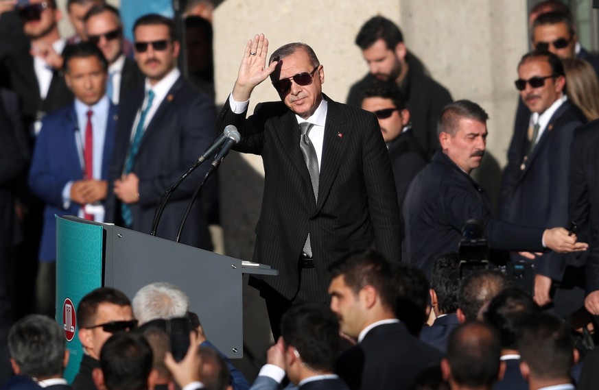 epa07056935 Turkish President Recep Tayyip Erdogan (C) greets the audience at the DITIB Central Mosque during the opening ceremony in Cologne, Germany, 29 September 2018. Erdogan visits Cologne-Ehrenf ...