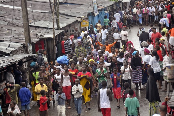 Tanzen nach 9-tägiger Quarantäne: Bewohner des Armenviertels West Point in Monrovia.