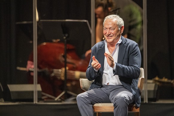 Samih Sawiris, aegyptischer Investor, erhaelt die Ehrenbuergerurkunde des Kanton Uri waehrend seiner Ehrenbuergerfeier im Theater Uri in Altdorf, am Freitag, 4. Juni 2021. (KEYSTONE/Urs Flueeler)