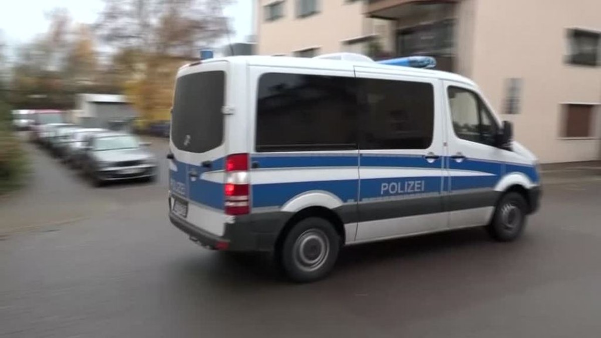 radar-reuters Die Szenen, die sich am Sonntagabend in der niedersächsischen Stadt Hameln abgespielt haben, müssen schlimm gewesen sein.
Nach Angaben der Polizei zog ein 38-jähriger Mann eine 28-jährig ...