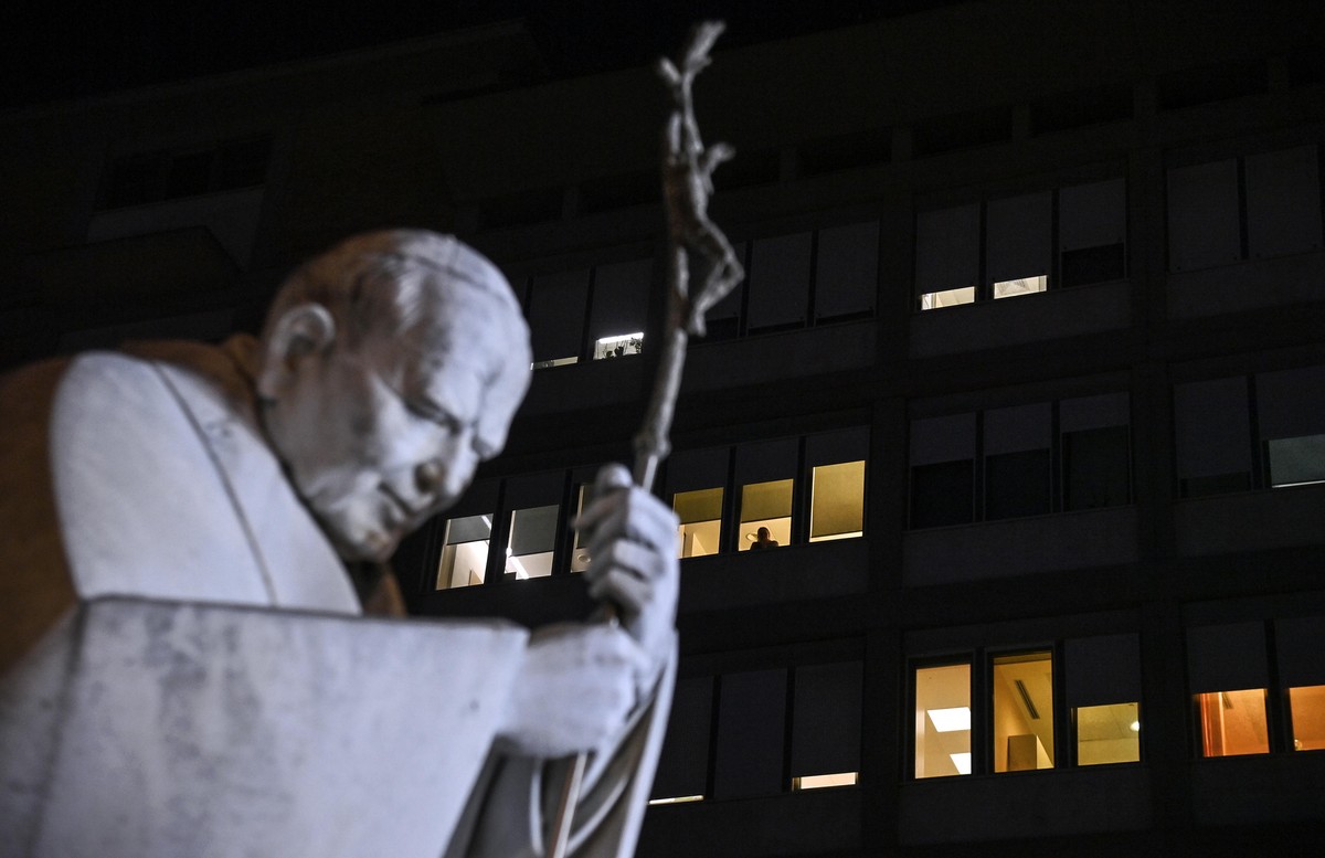 epa11938473 A statue of Pope John Paul II at the entrance to the Gemelli Hospital, where Pope Francis remains hospitalized, in Rome, Italy, 03 March 2025. EPA/RICCARDO ANTIMIANI