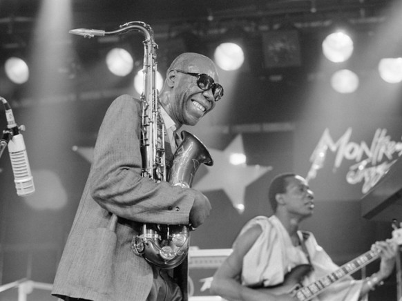 Der Jazz-Saxophonist Manu Dibango ist der erste weltberÃ¼hmte Prominente, der an der Lungenkrankheit Covid-19 gestorben ist. Er erlag der Krankheit mit 86 Jahren. (Archivbild)