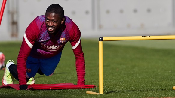 epa09618773 FC Barcelona&#039;s Ousmane Dembele attends the team&#039;s training session at Joan Gamper sports city in Barcelona, Spain, 03 December 2021. Barcelona prepares for the Spanish LaLiga soc ...