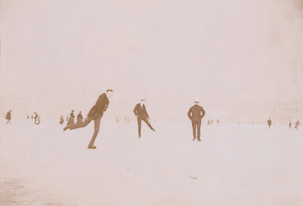 Seegfrörni Zürichsee

Schlittschuhläufer im Winter auf zugefrorenem Zürichsee
Datierung
1891