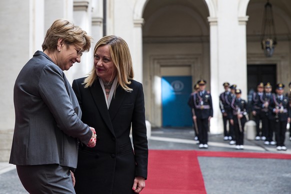 epa11316683 Italian Prime Minister Giorgia Meloni (R) and Swiss Federal President Viola Amherd during a welcome ceremony prior to their meeting at Chigi Palace in Rome, Italy, 03 May 2024. EPA/ANGELO  ...