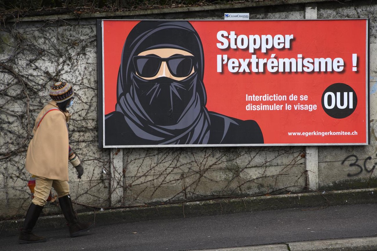Une affiche du comite "egerkinger komitee" mentionnant "Stopper l'extremisme !" et invitant a voter oui a l' initiative d' interdiction de se dissimuler le visage ph ...