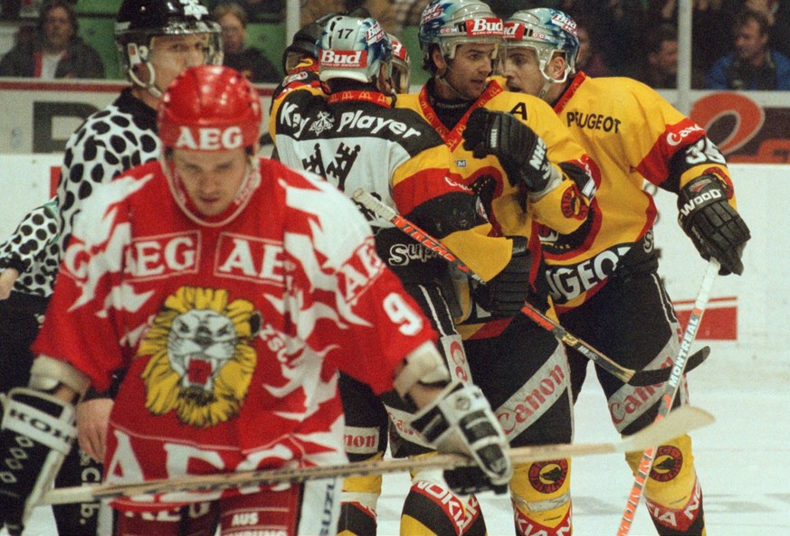 Jubelnde Berner - ein enttaeuschter Jari Haapamaeki (9), am Donnerstag, 6. Maerz 1997, in Bern. (KEYSTONE/Edi Engeler)