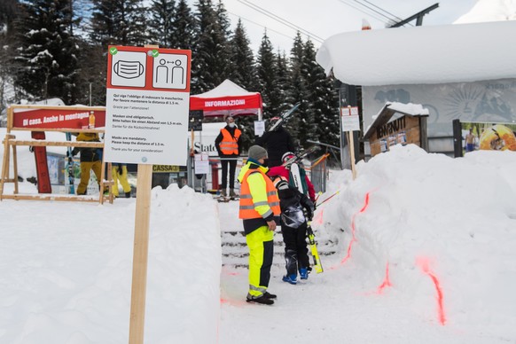 epa08879613 A sign shows coronavirus rules on the opening day of the Airolo ski area in the Swiss Alps during the coronavirus disease (COVID-19) pandemic, in Airolo, Switzerland, 12 December 2020. Win ...