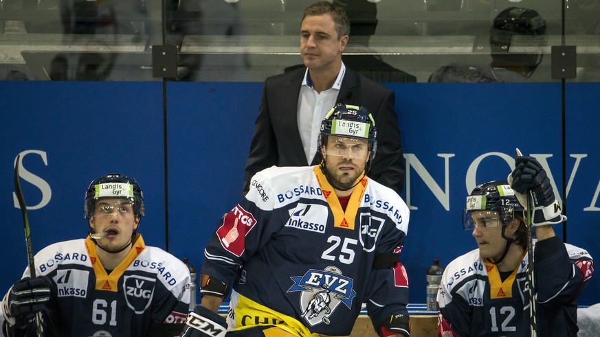 Zugs Sven Leuenberger, Zugs Cheftrainer Dan Tangnes, Zugs Viktor Stalberg und Zugs Yannick Zehnder, von links, waehrend dem Eishockey Meisterschaftsspiel der National League zwischen dem EV Zug und de ...