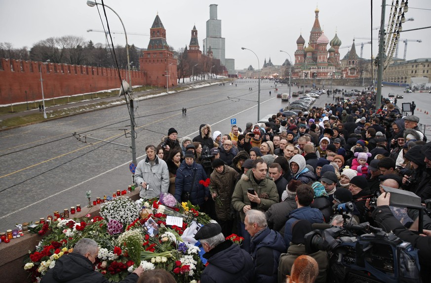 In Moskau erweisen die Menschen Boris Nemzow die letzte Ehre. «Wer hat den Mord in Auftrag gegeben?», ist die grosse Frage, die die Russen momentan umtreibt.&nbsp;
