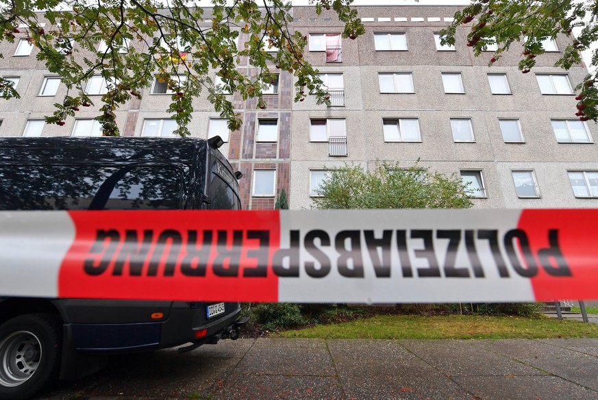 epaselect epa05579214 A vehicle of the German Criminal Police is seen behind a police tape cordoning off the area as officers investigate an apartment in the Paunsdorf district of Leipzig, Saxony, Ger ...