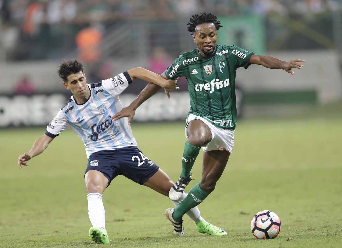 Ze Roberto of Brazil's Palmeiras, right, fights for the ball with during Leonel Di Placido of Argentina's Atletico Tucumana Copa Libertadores soccer match in Sao Paulo, Brazil, Wednesday, Ma ...