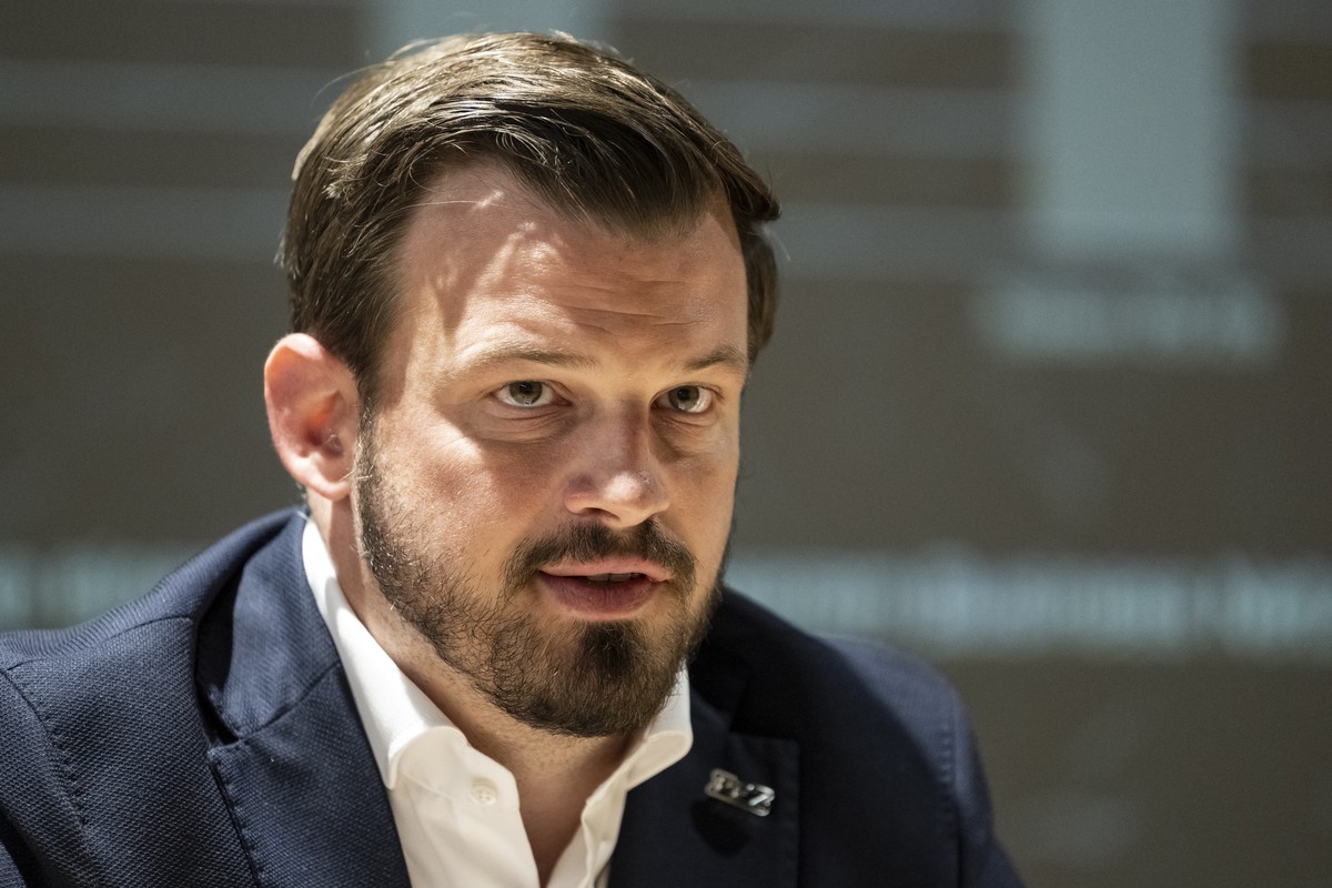 Pascal Signer, COO, spricht an der Saison Medienkonferenz des SC Bern am Montag, 25. August 2025 in der Postfinance Arena in Bern. Am 9. September spielt der SCB sein erstes Spiel der Saison 2025/26 a ...