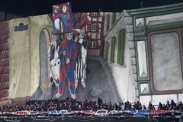 Die Basler Fans in der Muttenzer Kurve zeigen eine Fasnachts-Kulisse vor dem Viertelfinal des Schweizer Cups zwischen dem FC Basel 1893 und dem FC Zuerich im Stadion St. Jakob-Park in Basel, am Donner ...