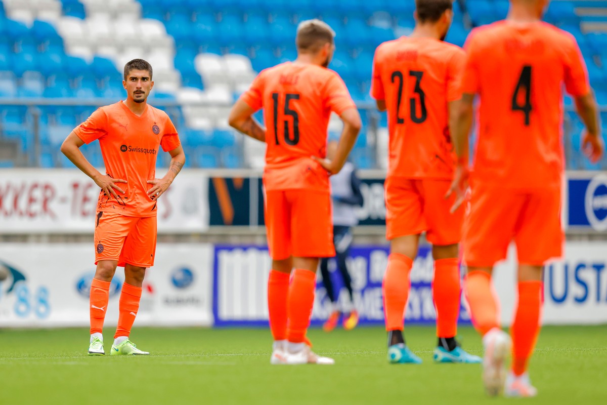 epa09358396 Servette's Alexis Antunes (L) and teammates react during the UEFA Conference League second qualifying round, first leg soccer match between Molde FK and Servette Geneva in Molde, Norw ...